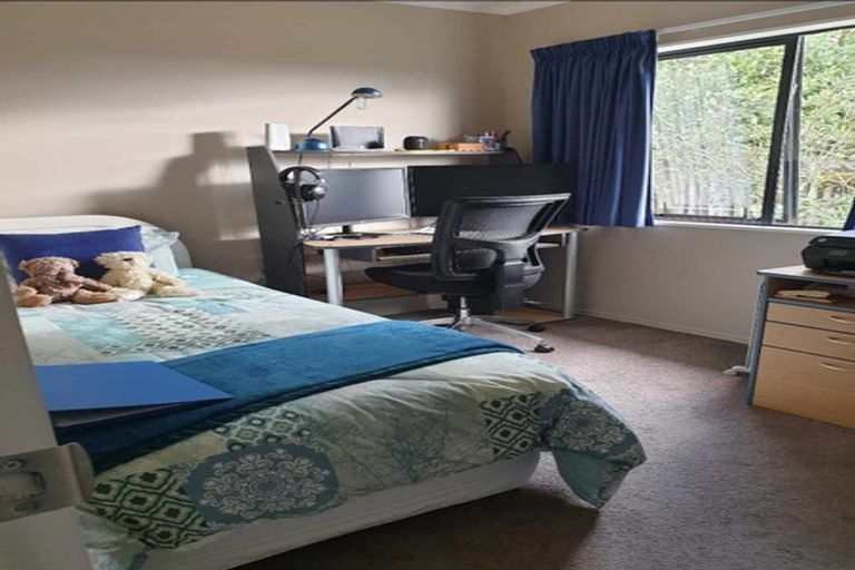 Photo of property in 2/10 Sevilla Place, Unsworth Heights, Auckland, 0632