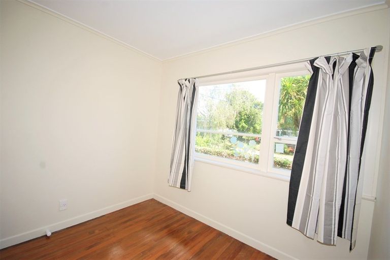 Photo of property in 1 Renata Crescent, Te Atatu Peninsula, Auckland, 0610