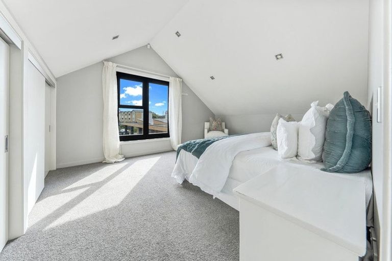 Photo of property in 1/176 Mcleod Road, Te Atatu South, Auckland, 0610