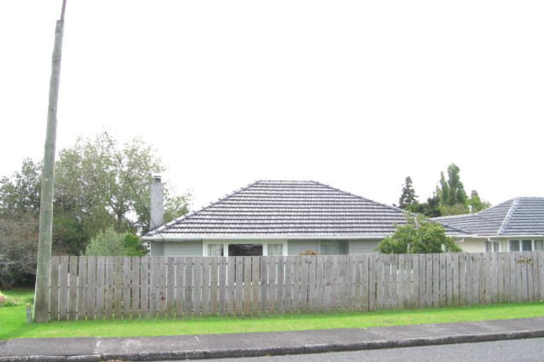 Photo of property in 4 Paton Avenue, Te Atatu South, Auckland, 0610