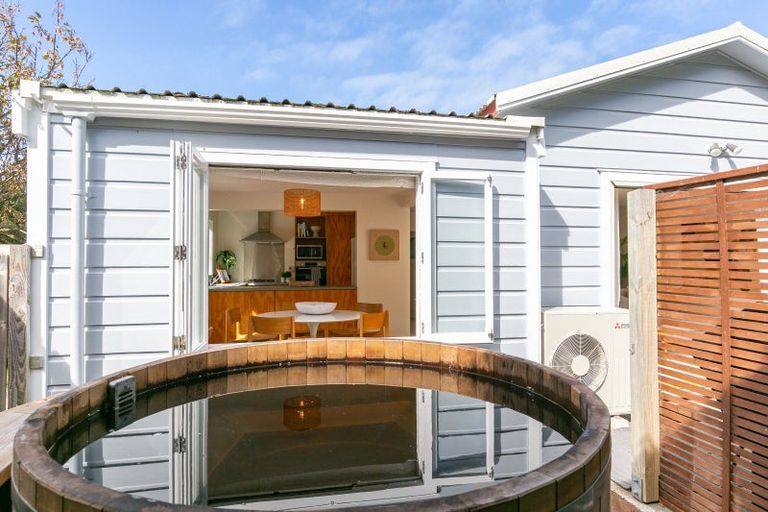 Photo of property in 174 Queens Drive, Lyall Bay, Wellington, 6022