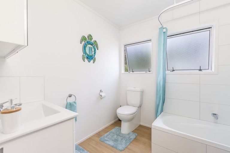 Photo of property in 2/39 Fairmount Road, Titirangi, Auckland, 0604