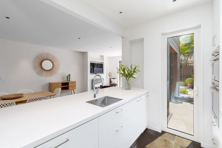 Photo of property in 93 Holly Road, St Albans, Christchurch, 8014