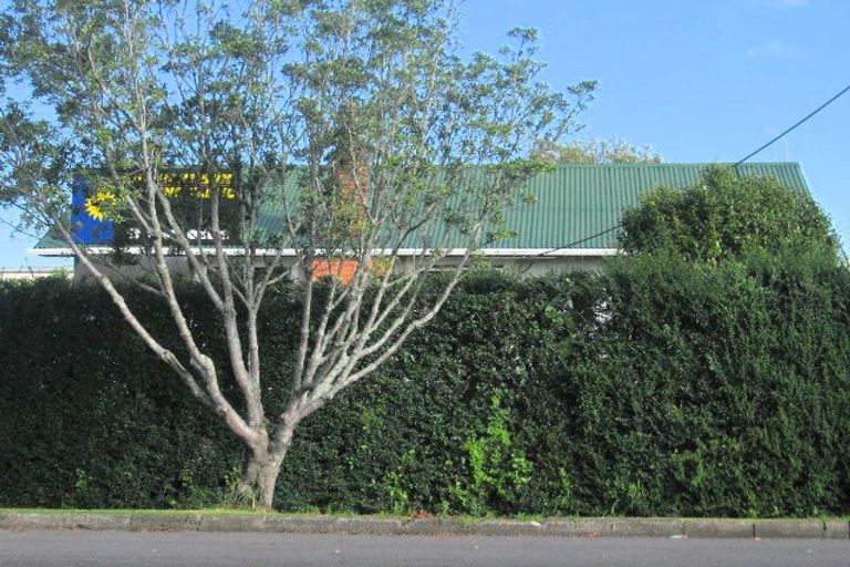 Photo of property in 8 Keeling Road, Henderson, Auckland, 0612