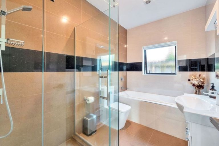 Photo of property in 3a Edwards Avenue, Henderson, Auckland, 0610