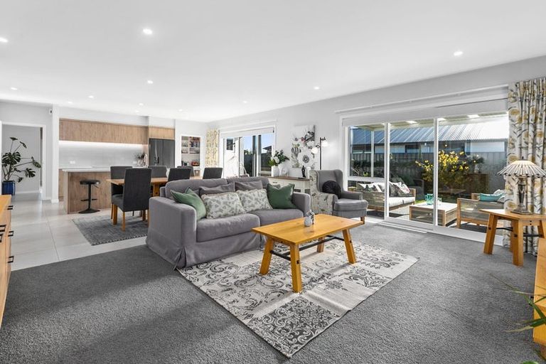 Photo of property in 7 Willow Brook Place, Clive, 4102