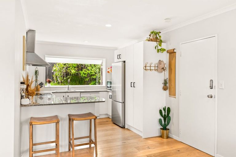 Photo of property in 2/8 Crewe Close, Albany, Auckland, 0632