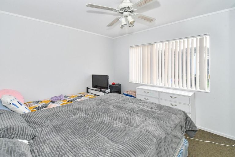 Photo of property in 2 Bill Phillip Place, Clendon Park, Auckland, 2103