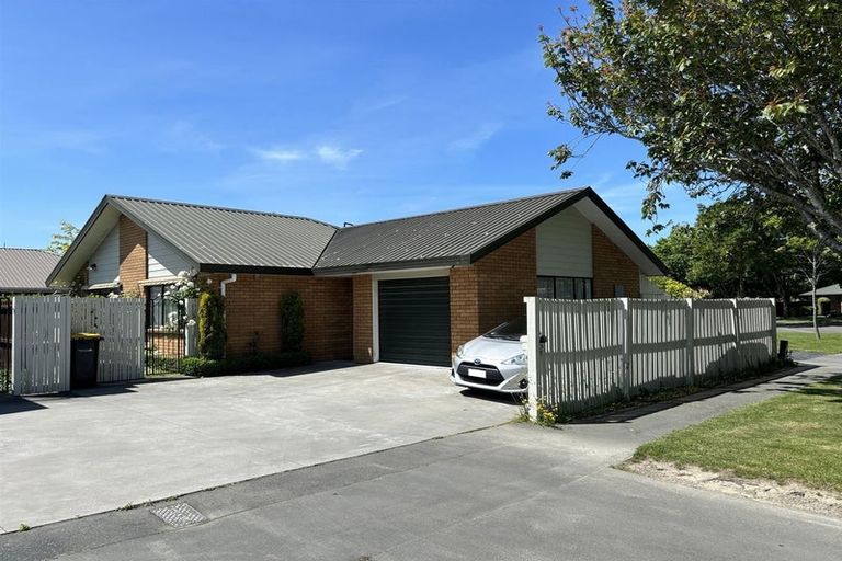 Photo of property in 1 Brockhall Lane, Avonhead, Christchurch, 8042