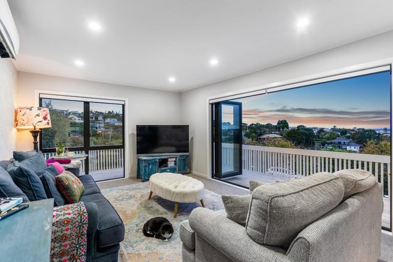 Photo of property in 2/33 Parr Terrace, Castor Bay, Auckland, 0620