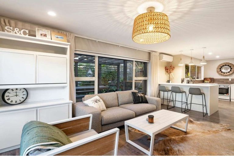Photo of property in 5 Esther Place, Red Beach, 0932