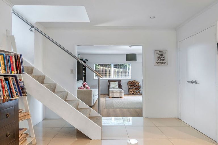 Photo of property in 13 Hartles Place, Mellons Bay, Auckland, 2014