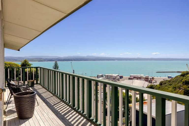 Photo of property in 5 Seapoint Road, Bluff Hill, Napier, 4110