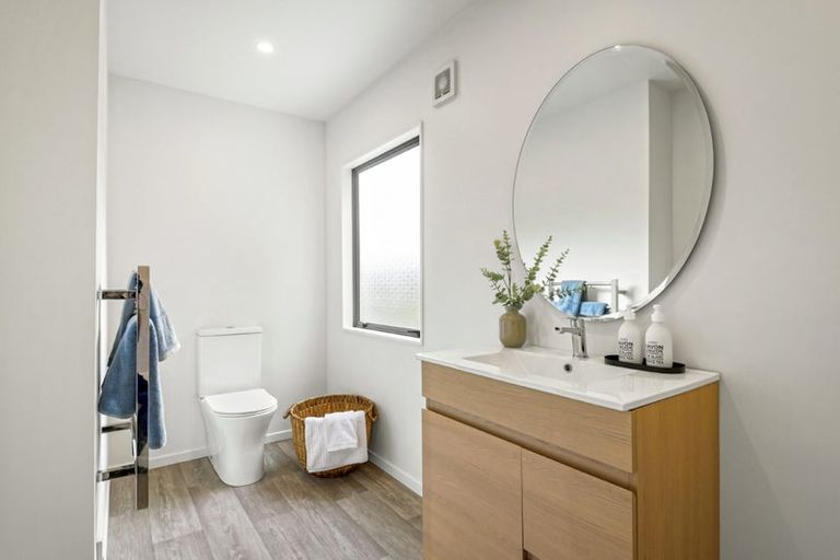 Photo of property in 2/128 Lynn Road, Bayview, Auckland, 0629