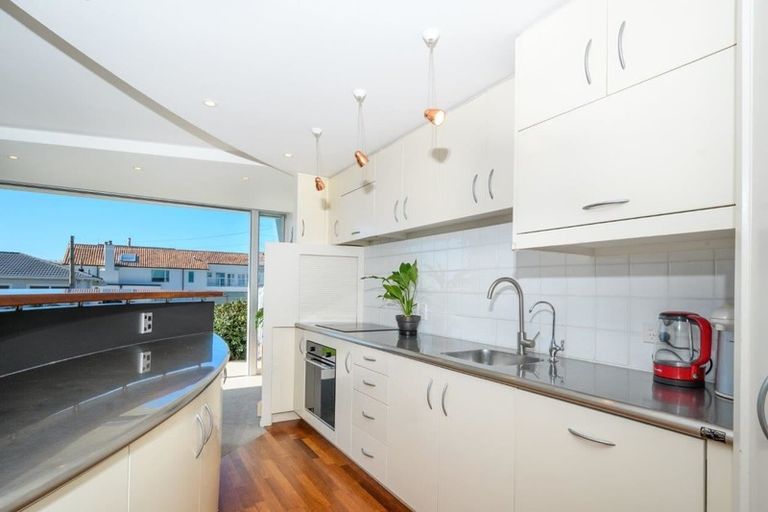 Photo of property in Seaview Apartments, 3/64 Milford Road, Milford, Auckland, 0620