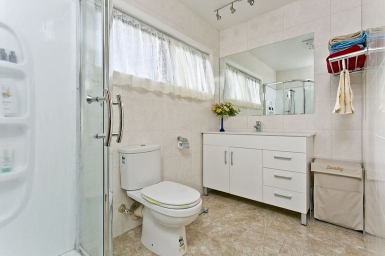 Photo of property in 1/24 Martin Crescent, Northcote, Auckland, 0627