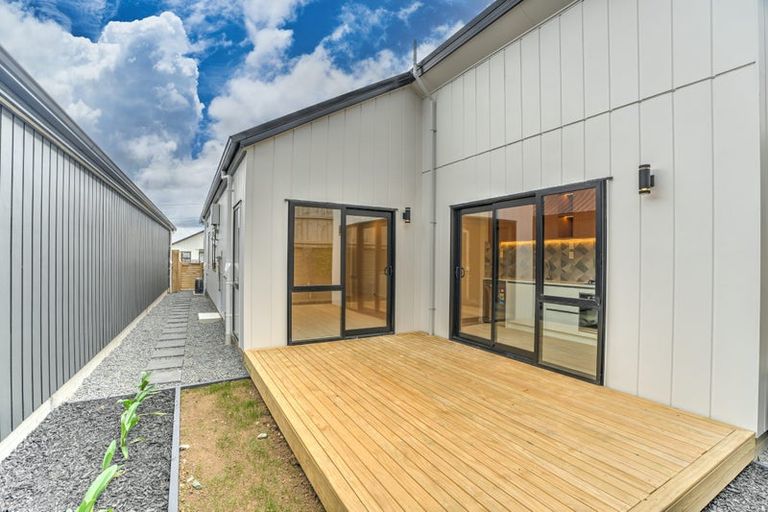 Photo of property in 15 Horokaka Street, Massey, Auckland, 0614