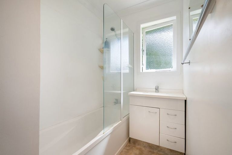 Photo of property in 1/7 Rewarewa Road, Te Atatu Peninsula, Auckland, 0610