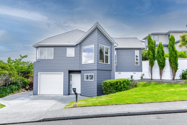 Photo of property in 75 Dress Circle, Newlands, Wellington, 6037