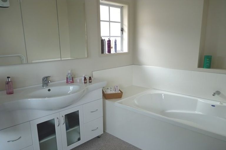 Photo of property in 50 Wade River Road, Stanmore Bay, Whangaparaoa, 0932