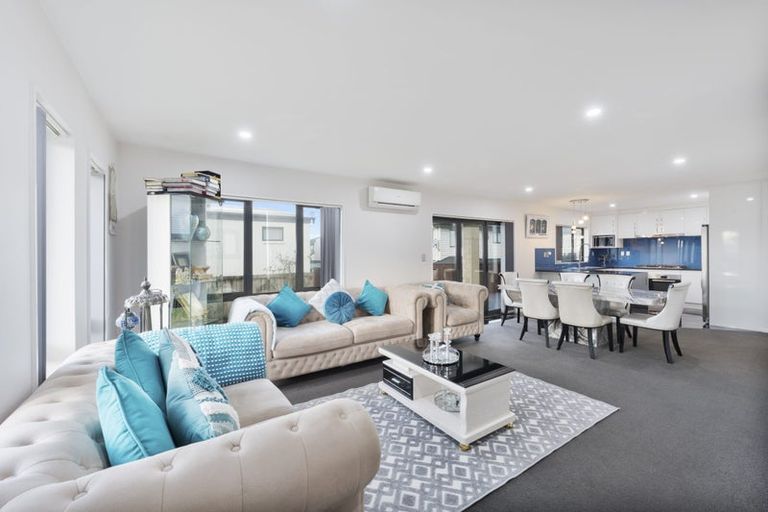 Photo of property in 22 Millcroft Lane, Ranui, Auckland, 0612