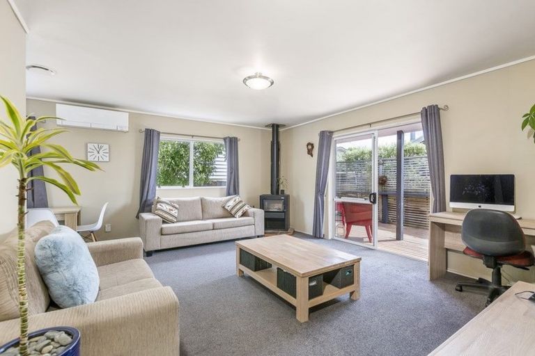 Photo of property in 2/39 Fairmount Road, Titirangi, Auckland, 0604