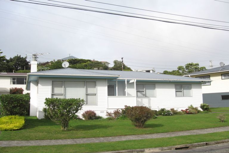 Photo of property in 6 Griffiths Grove, Newlands, Wellington, 6037