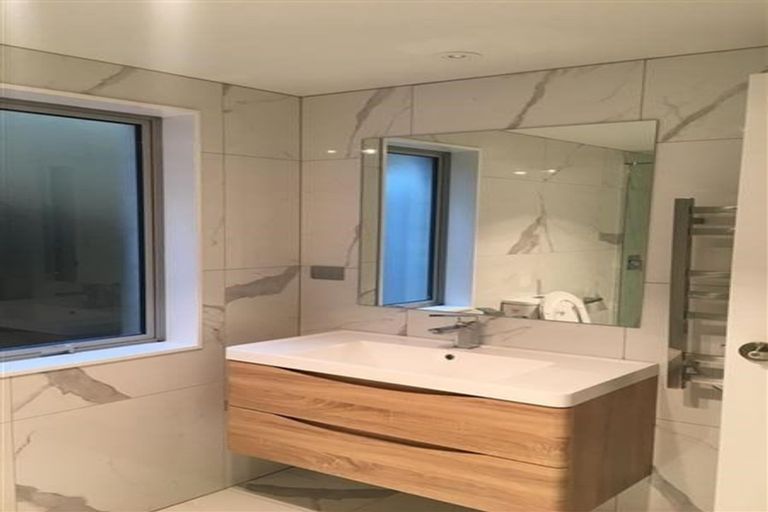 Photo of property in 81 Lake Road, Northcote, Auckland, 0627