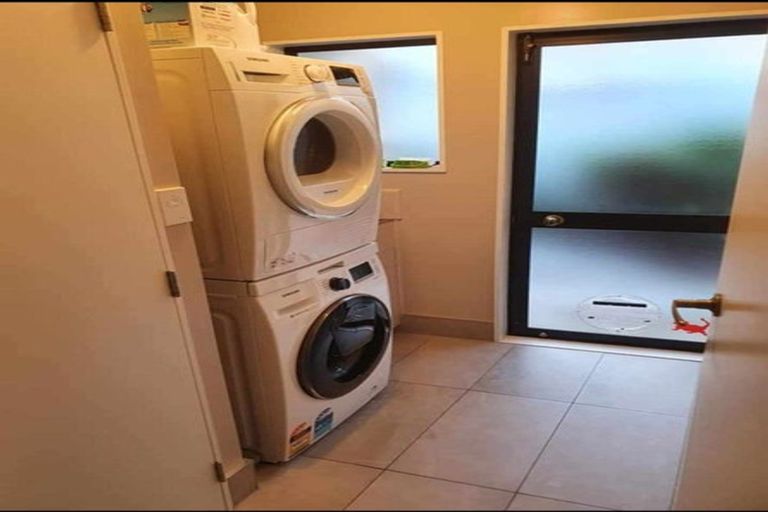 Photo of property in 2/10 Sevilla Place, Unsworth Heights, Auckland, 0632