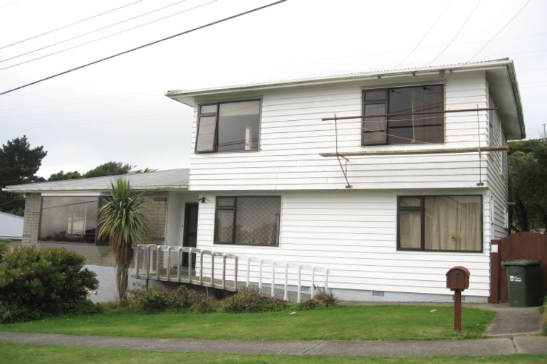 Photo of property in 2 Griffiths Grove, Newlands, Wellington, 6037