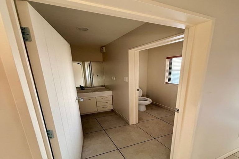 Photo of property in 2 Oakway Drive, Schnapper Rock, Auckland, 0632