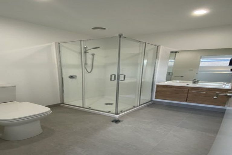 Photo of property in 2 Mikoikoi Crescent, Mangere Bridge, Auckland, 2022