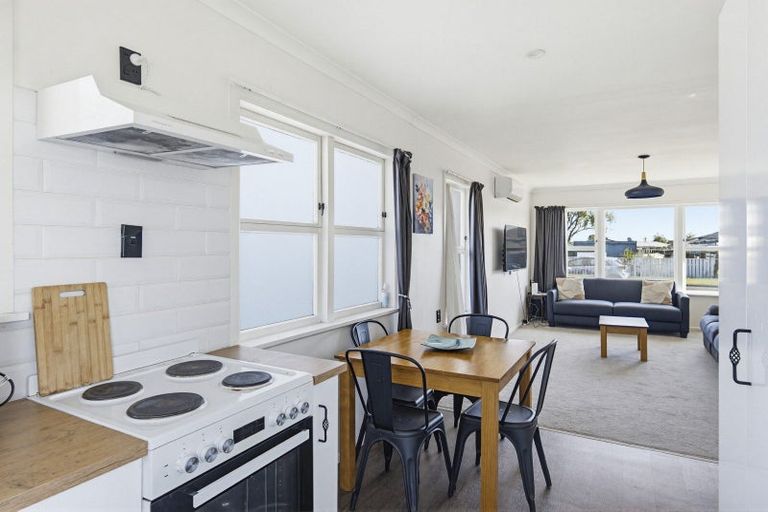 Photo of property in 32 Queenwood Road, Levin, 5510