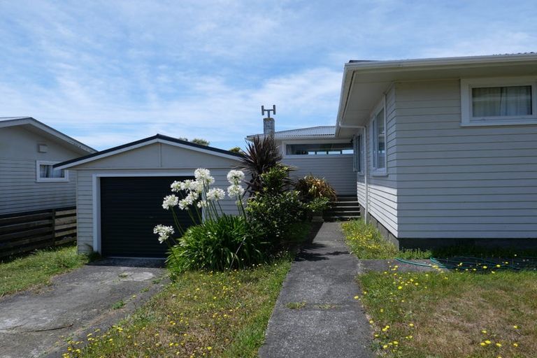 Photo of property in 12 Fitzpatrick Street, Newlands, Wellington, 6037