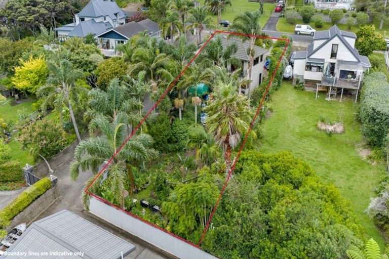 Photo of property in 4 Twin Wharf Road, Herald Island, Auckland, 0618