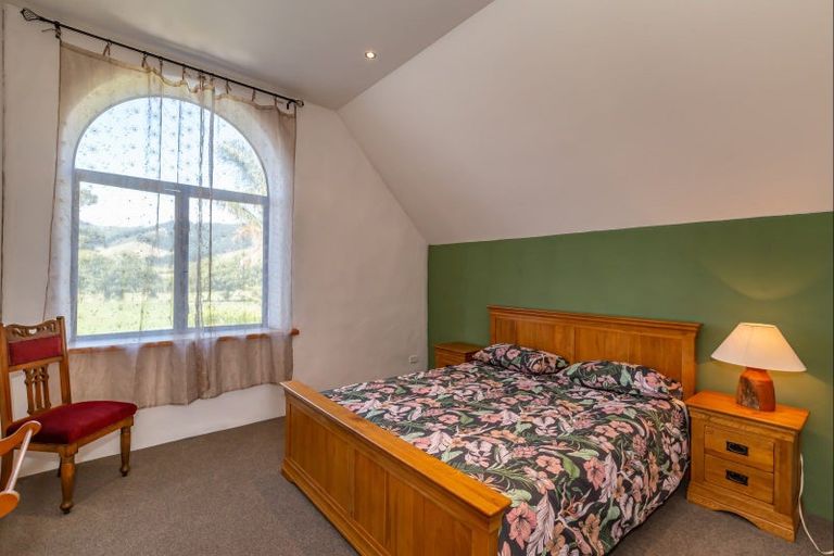 Photo of property in 100 Waihou Road, Levin, 5571