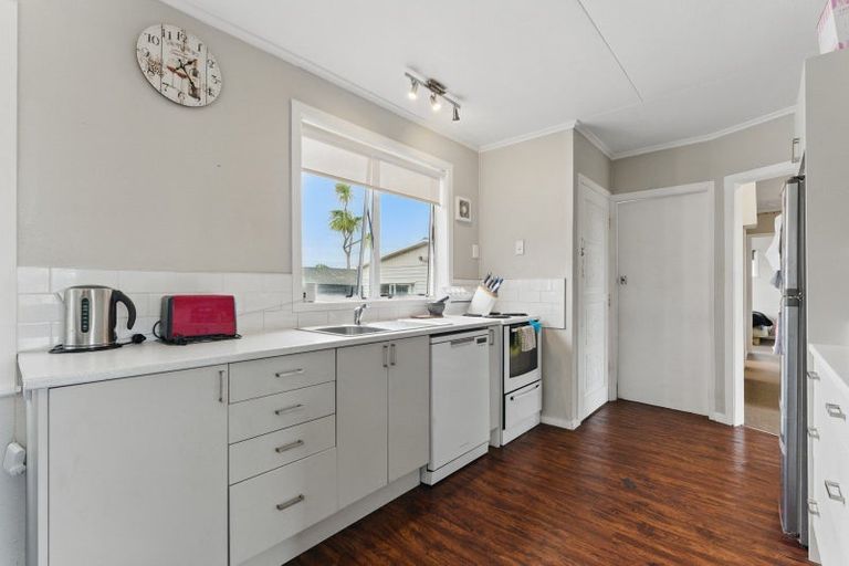 Photo of property in 28 Miro Street, Castlecliff, Whanganui, 4501