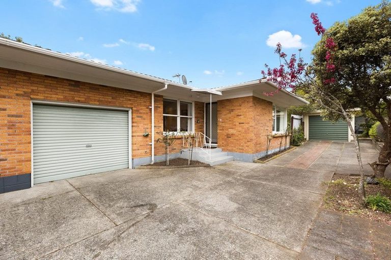 Photo of property in 2/5 Evelyn Place, Hillcrest, Auckland, 0627