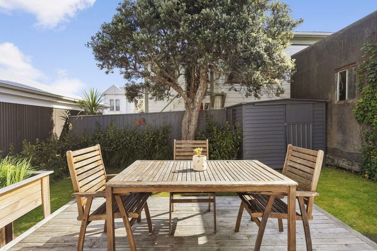 Photo of property in 18 Porritt Avenue, Mount Victoria, Wellington, 6011