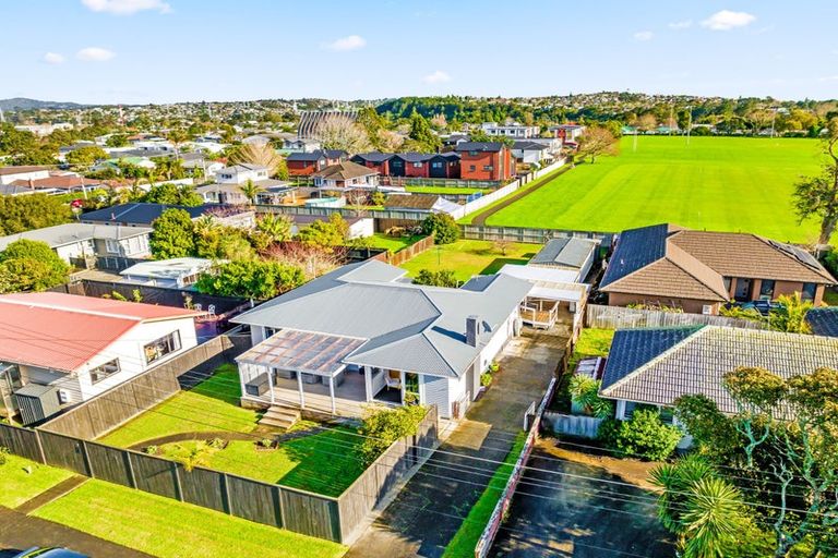 Photo of property in 4 Rixon Place, Te Atatu Peninsula, Auckland, 0610