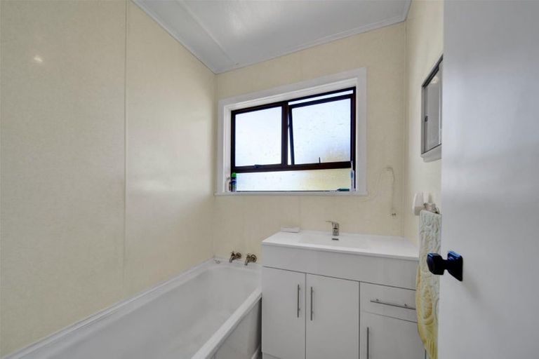 Photo of property in 1 Robbins Crescent, Hawera, 4610