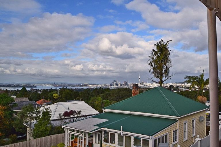 Photo of property in 7/219 Onewa Road, Birkenhead, Auckland, 0626