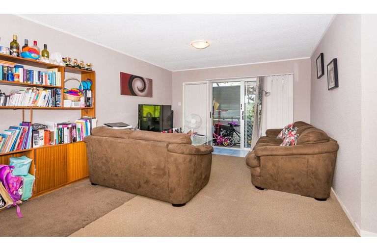 Photo of property in 4/496 Glenfield Road, Glenfield, Auckland, 0629