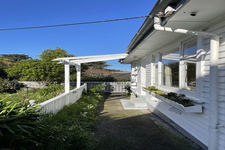 Photo of property in 9 Robert Street, Newlands, Wellington, 6037