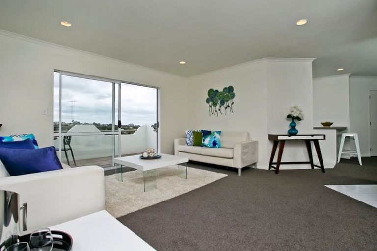 Photo of property in 3/8a Target Road, Totara Vale, Auckland, 0629