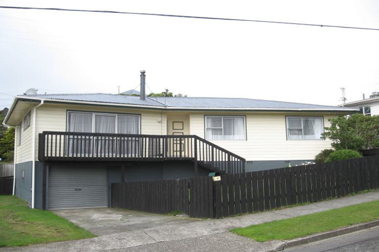 Photo of property in 4 Griffiths Grove, Newlands, Wellington, 6037