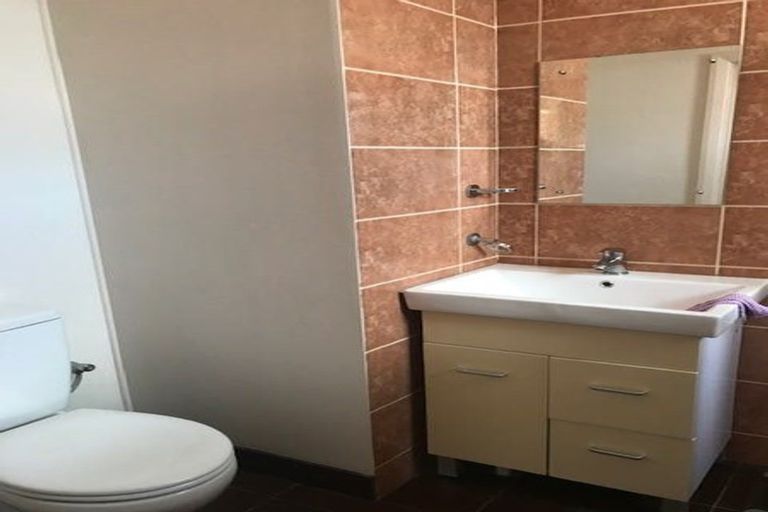 Photo of property in 2 Springside Place, New Lynn, Auckland, 0600