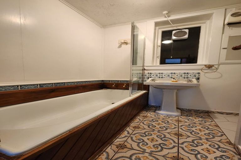 Photo of property in 140 Glenmore Street, Northland, Wellington, 6012