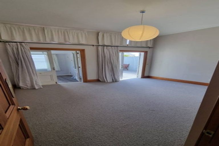 Photo of property in 94 Kelburn Parade, Kelburn, Wellington, 6012