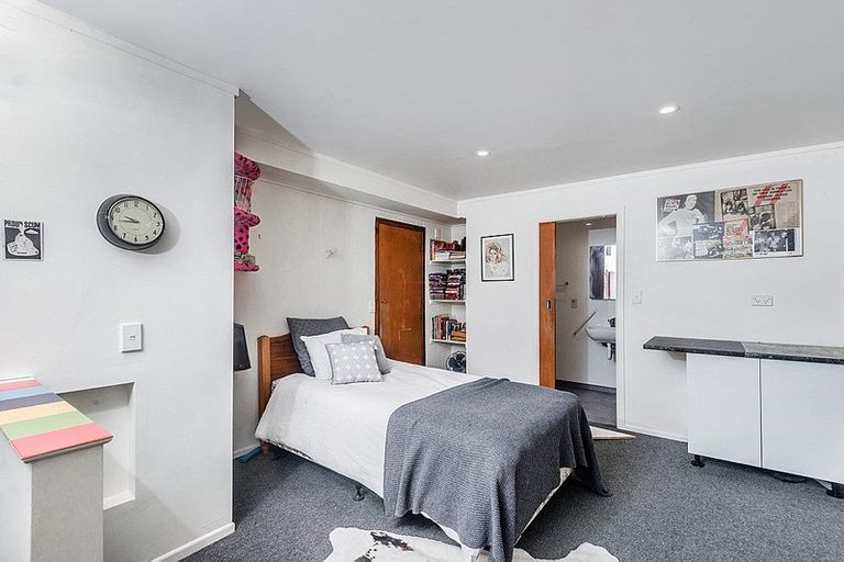 Photo of property in 33 Omega Street, Newlands, Wellington, 6037